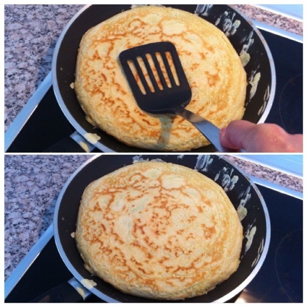 Once flipped it over, use spatula to press pancake softly to bottom. Check if bottom is ready (gold brown), if yes its ready \ue057!