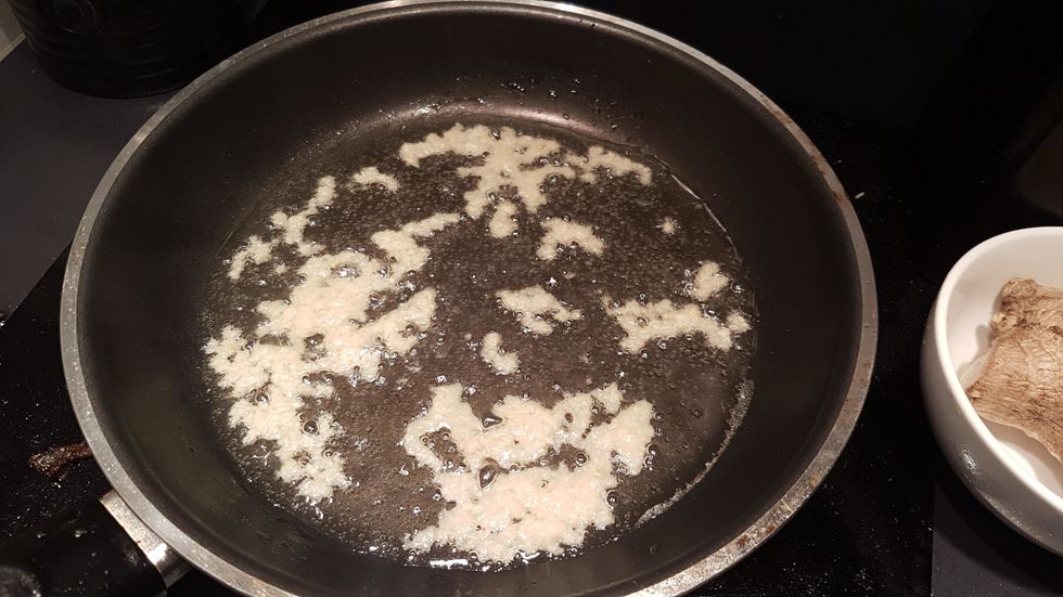 Once fragrant like this, add vegetables