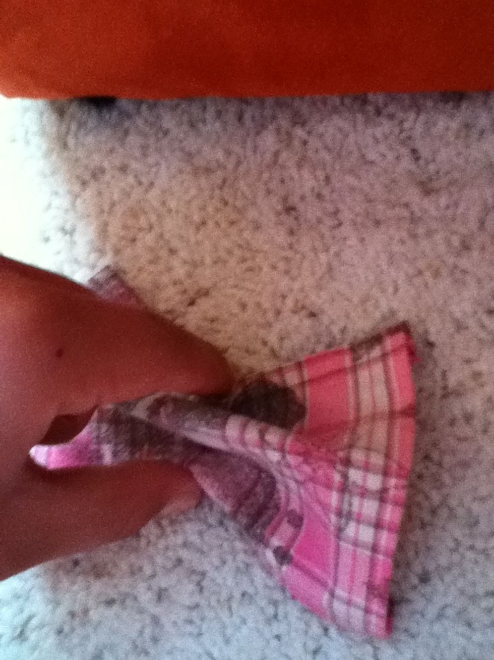 Once glue is dry find the middle of the bow and scrunch the two sides together