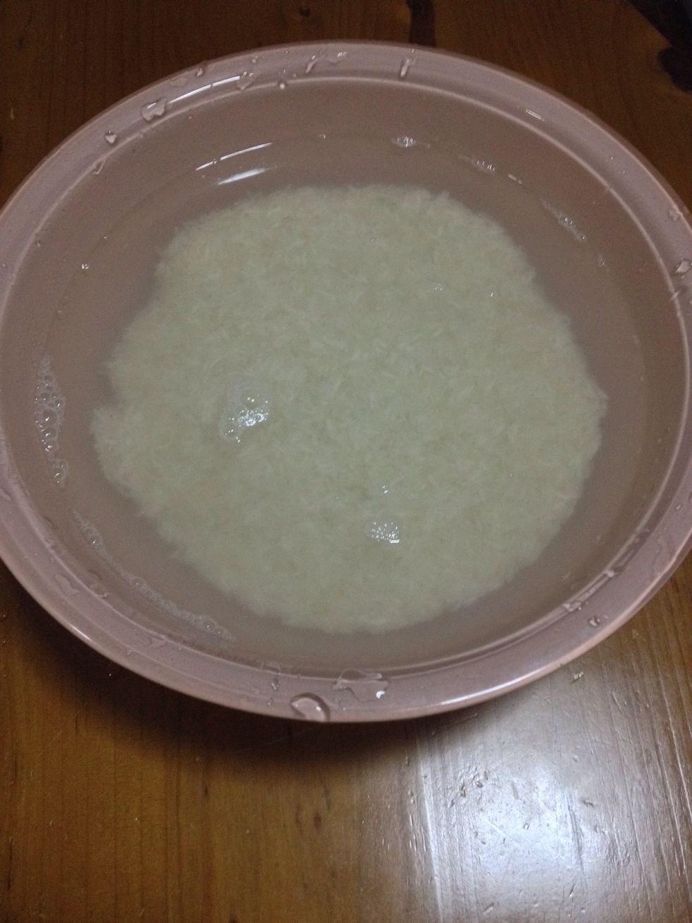 Once it's cleaned, soak the rice in water for 20 min aprox.... Not more than an hour !!! I'm using Tilda pure basmati rice :)