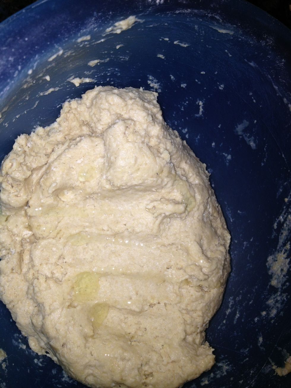 Once it's done add a tsp of oil and kneed it for  5 min and put the lid on and leave it for 30 mins to an hour. Before you start put another tsp of oil and kneed it for 5 mins again