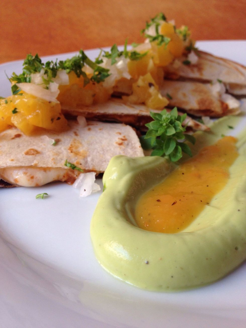 Once it's ready cut it in 4 pieces, plated and on top put the cured pine apple and onion and cilantro, make a guacamole and decorate the plate the way you like it, make it looks tasty, \ud83d\udc4c