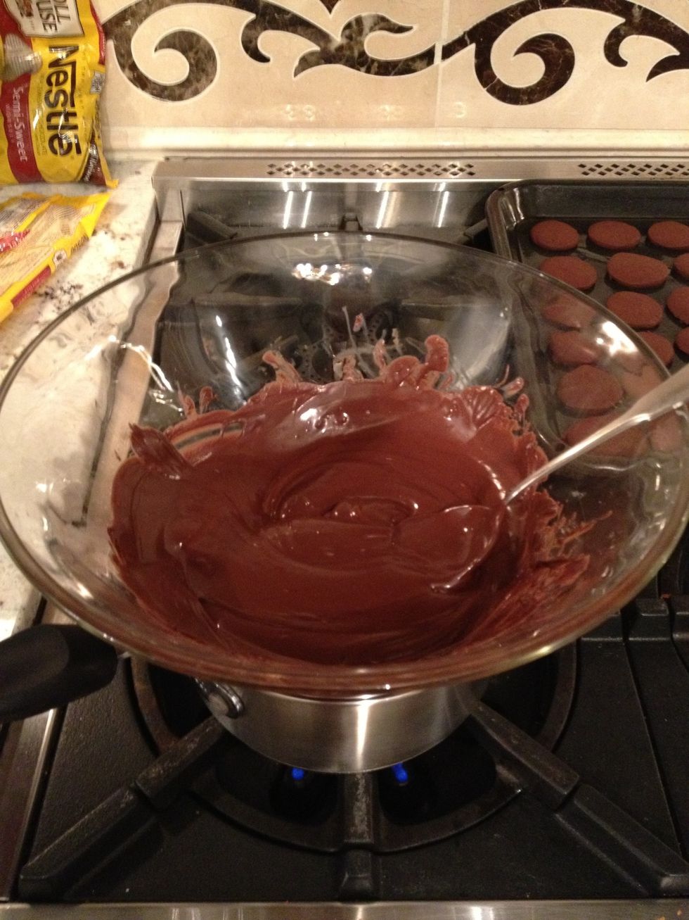 Once melted, add the peppermint oil drop by drop until the flavor is strong enough to your taste.