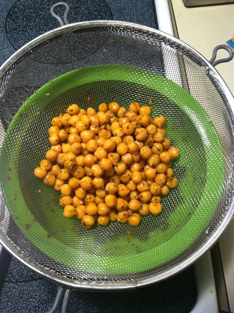 Once mixed very well, drain the oil from the garbanzo beans. You want the garbanzo beans to be crispy, not soggy.... So just drain well\ud83d\udc4d.