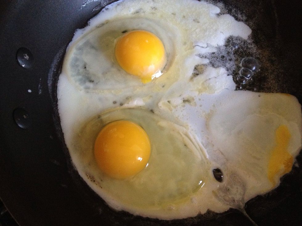 Once parts of the egg becomes white you can start to separate the two eggs with your spatula. Then flip them one by one.