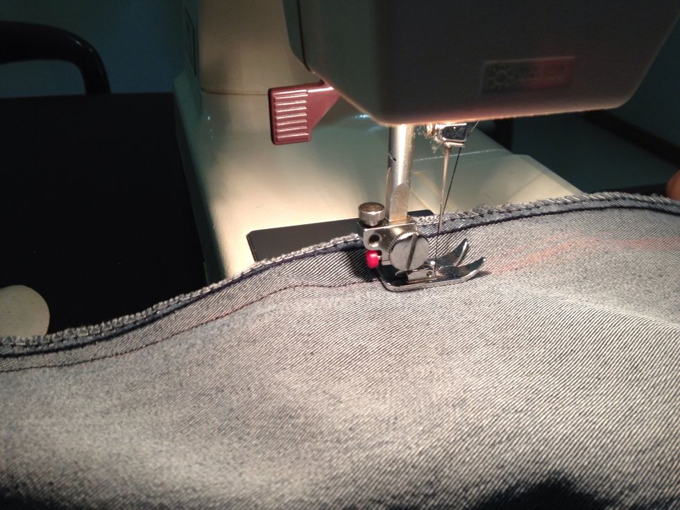 Once satisfied, remove the pins, mark the area with chalk and sew along the line with a sewing machine. You can do a back stitch once you've reached the end of the jeans, so that the thread stays firm