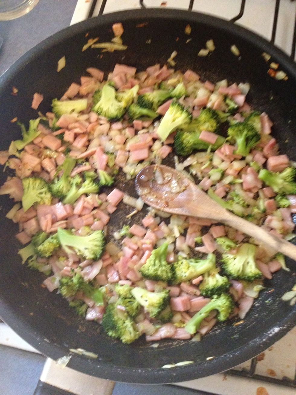 Once the bacon is almost cooked, add the broccoli if you've chosen too and continue to cook until done. Then take it off the heat.