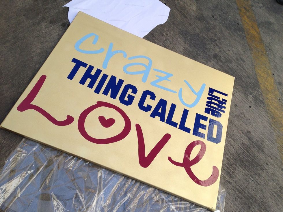 Once the canvas is dry you can put the vinyl on it, like a quote or a figure, this are very easy to get, just go to Home Depot and they have vinyl letters!