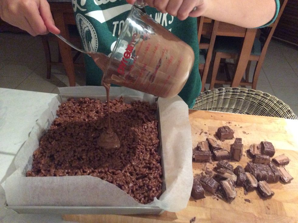 Once the chocolate has finish pour it evenly on the mix