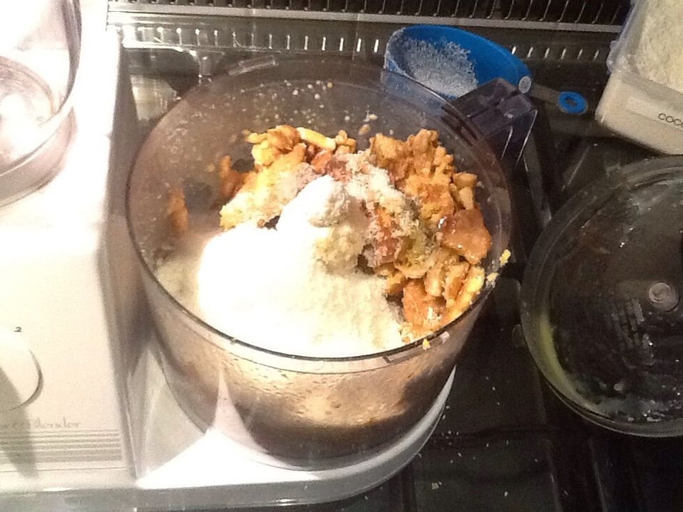 Once the condensed milk and butter have slowly melted, place the mixture in a blender with the biscuits, coconut, lemon grind and juice. Wait until the mixture has been slowly blended.