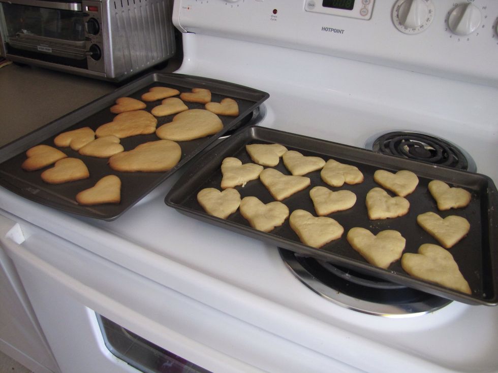 Once the cookies are done, let them cool for 15-20 minutes.