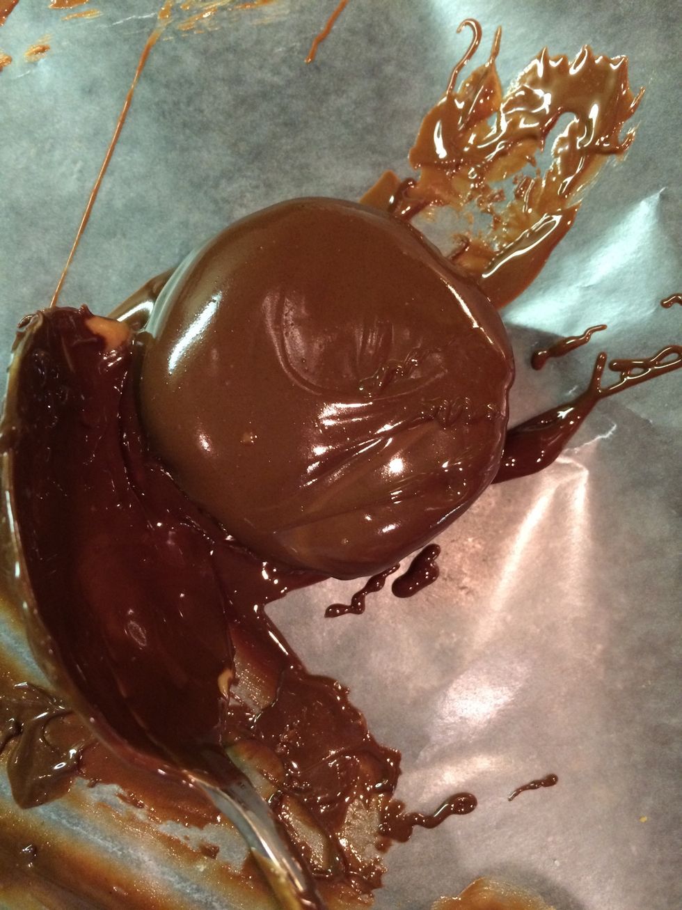 Once the cracker is covered in chocolate, set it down on the wax paper.