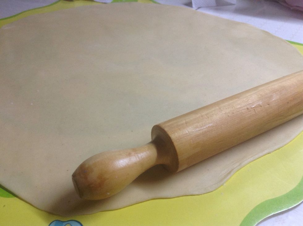Once the dough is cold, take it out of its wrapper and roll it out. Remember to keep the circular shape.