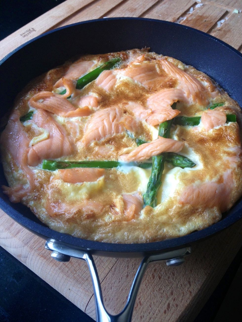 Once the eggs have risen and the frittata looks like this, remove it from the grill. Be careful, as the pan handle may be very hot.