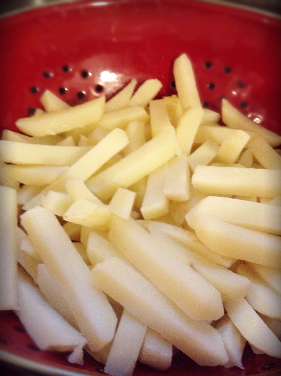 Once the fries have been in the boiling water for 3 minutes you can now drain them and leave them draining for five minutes, occasionally moving them around a bit to try to get any of the water out.