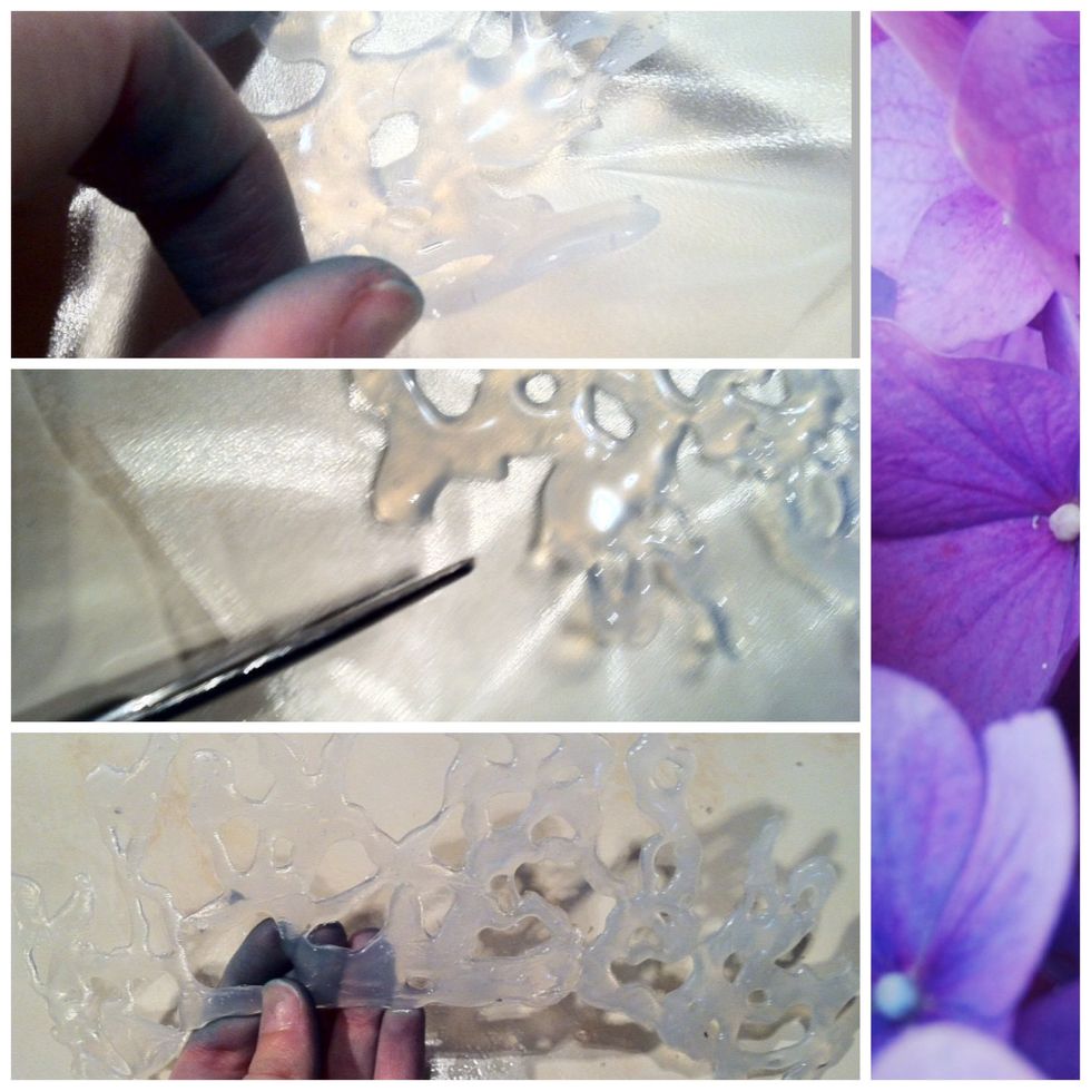 Once the glue is completely dried, take a pair of scissors and cut the crown out (because the plastic sleeve is melted and you can not just pull the glue of) \u270b Later you'll see why my hands are blue!