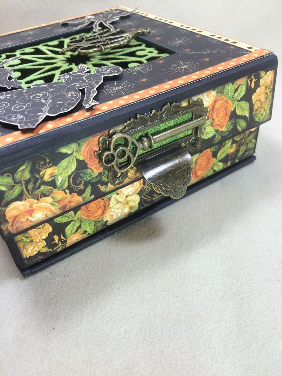 Once the glued metal pieces have dried completely, adhere this unit to the magnetic flap of the box.