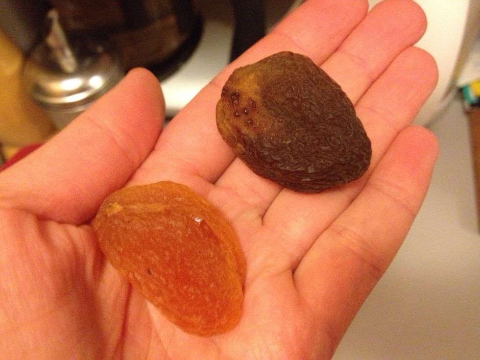Once the meat has cooked for 1 hour, add the apricots. Preferably use apricots without sulphur dioxide. The darker apricot is without sulphur dioxide and sweeter, but lasts shorter.
