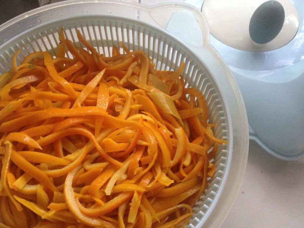 Once the oranges have absorbed the sugar and the sugared water absorbs the orange flavor -the osmosis bit - drain out the water keeping it aside for later use.