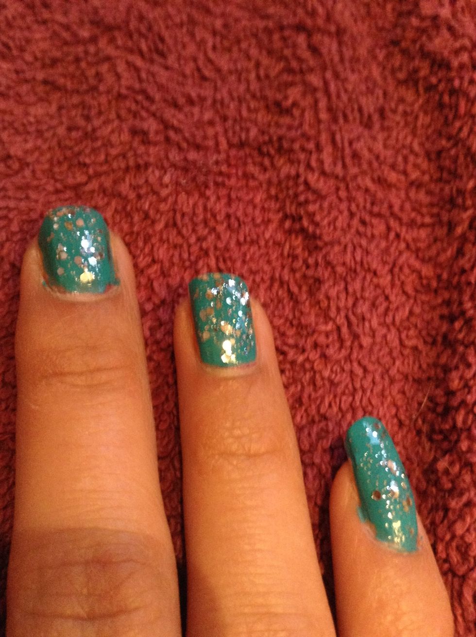 Once the polish has dry add sparkles on top