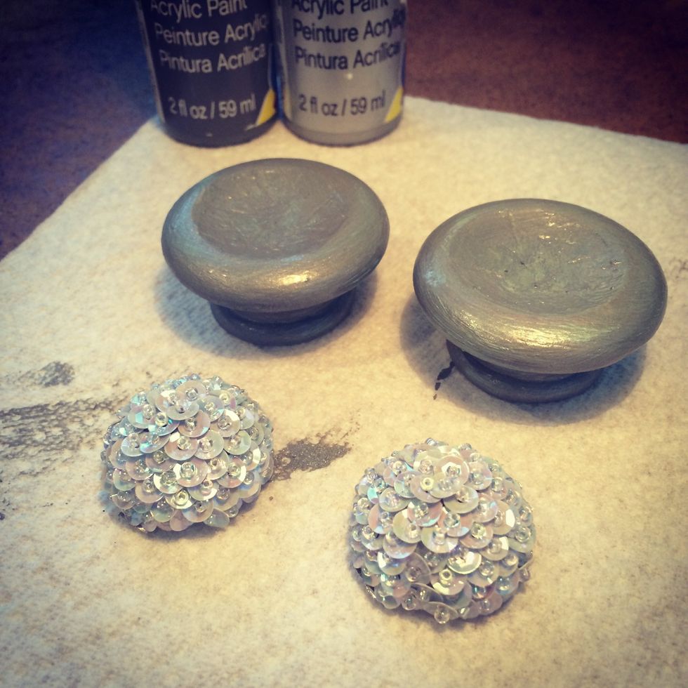 Once the primer is dry then add your colour. I used a mix of grey and silver paint. Once the paint dried, I added a couple of coats of satin (matt) Varathane to seal the paint.