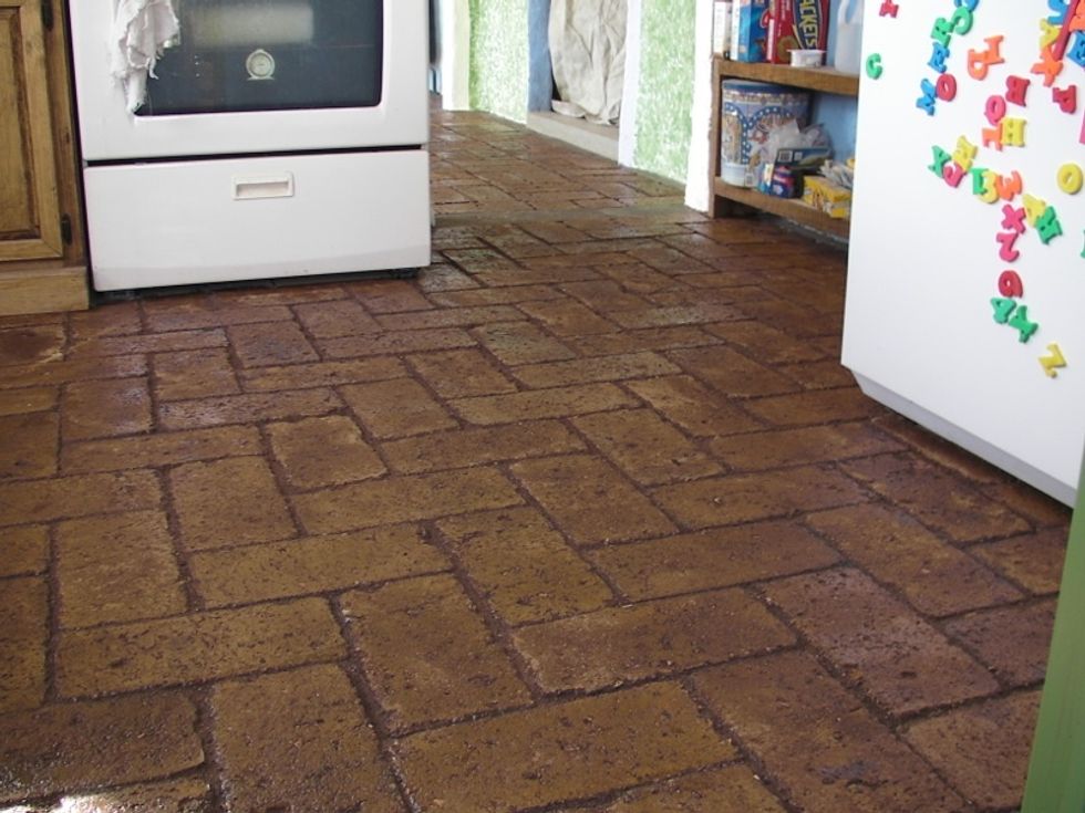 Once the sand no longer settles, varnish the floor with an oil or acrylic based sealant. Pour onto the cracks first, then once it has hardened a little, apply the rest with a roller. And that's it.