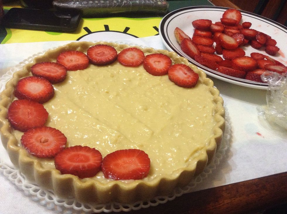 Once the slices soaked in lemon juice are ready, start to decorate the pie the way you want.
