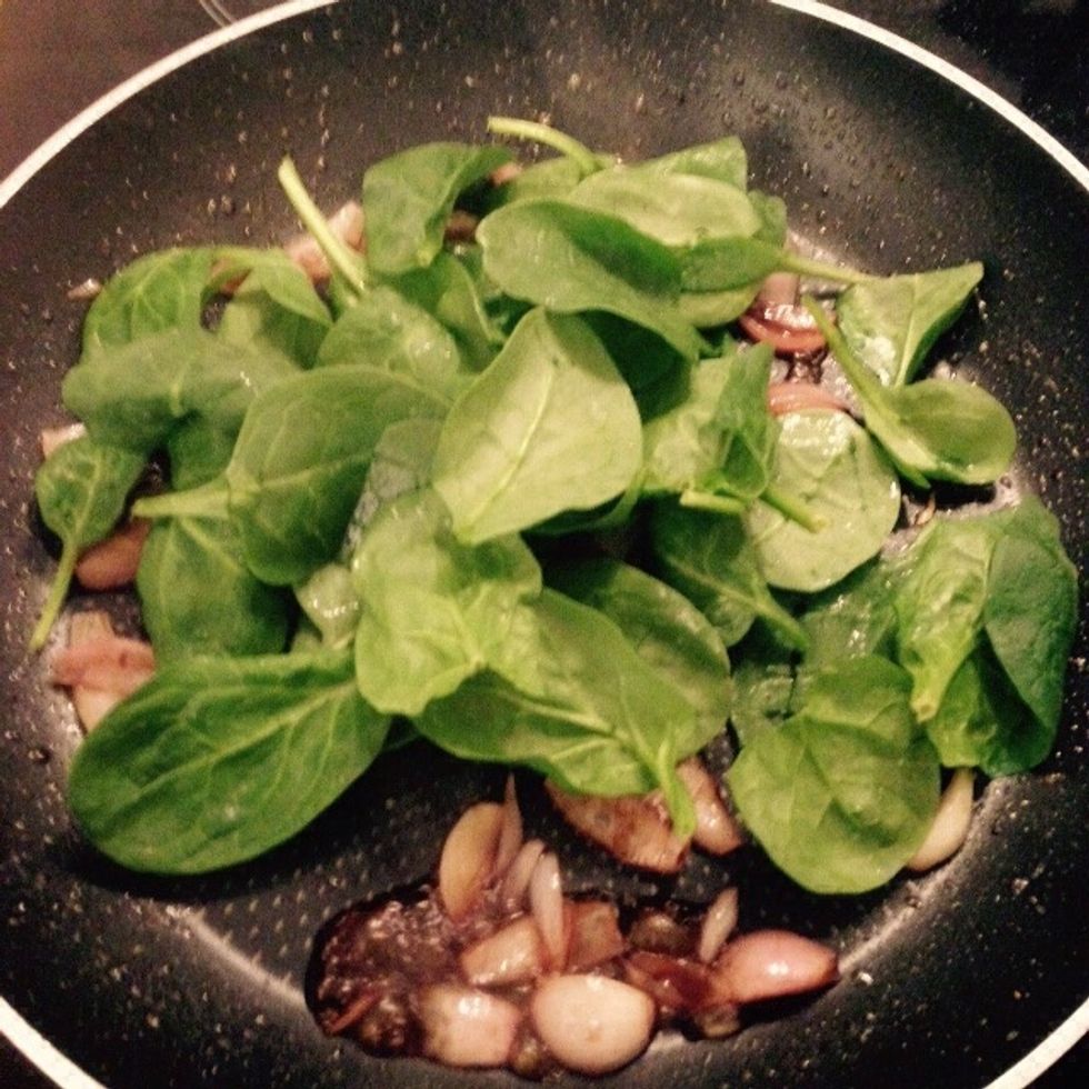 Once the vinegar evaporates, take the pan off the heat, add some balsamic vinegar and the baby spinach leaves. Saut\u00e9 to mix everything while it cools down
