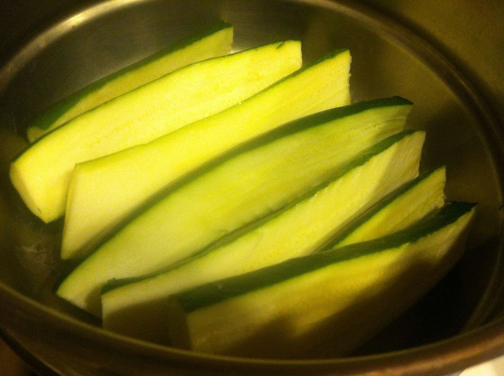 Once the water is to a boil line up your zucchini in the double boiler like this. Make sure to cover the boiler with a top. Boil until the zucchini's middle is soft\u27a1