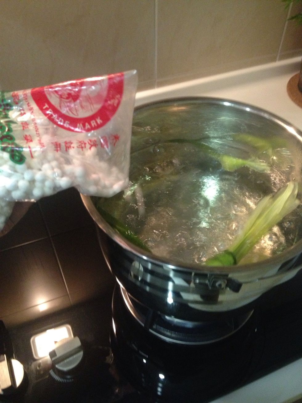 Once the water start boiling, add the sago in.