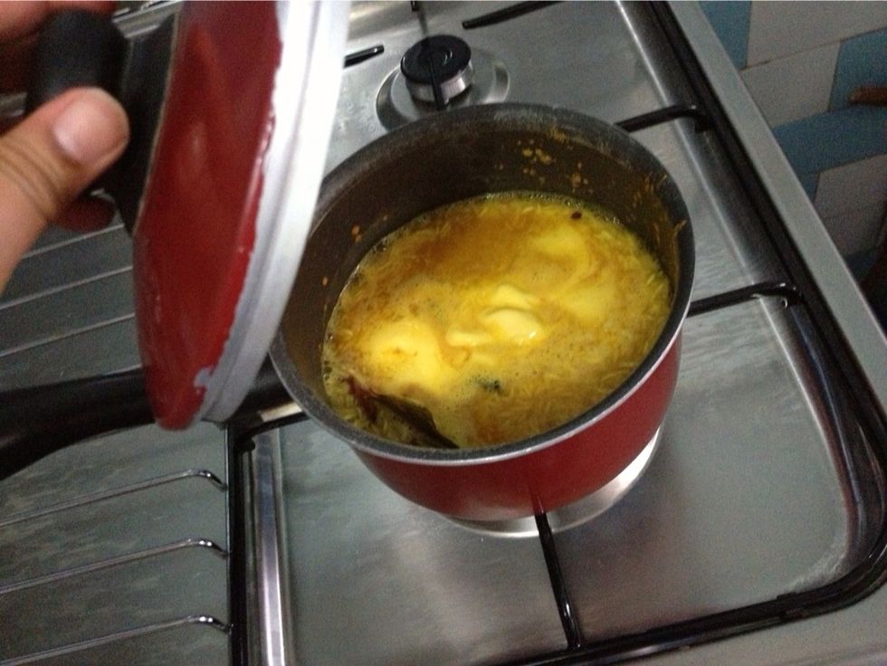 Once the water starts to boil, cover with a lid. Do not open the lid for the next 20 mnts.