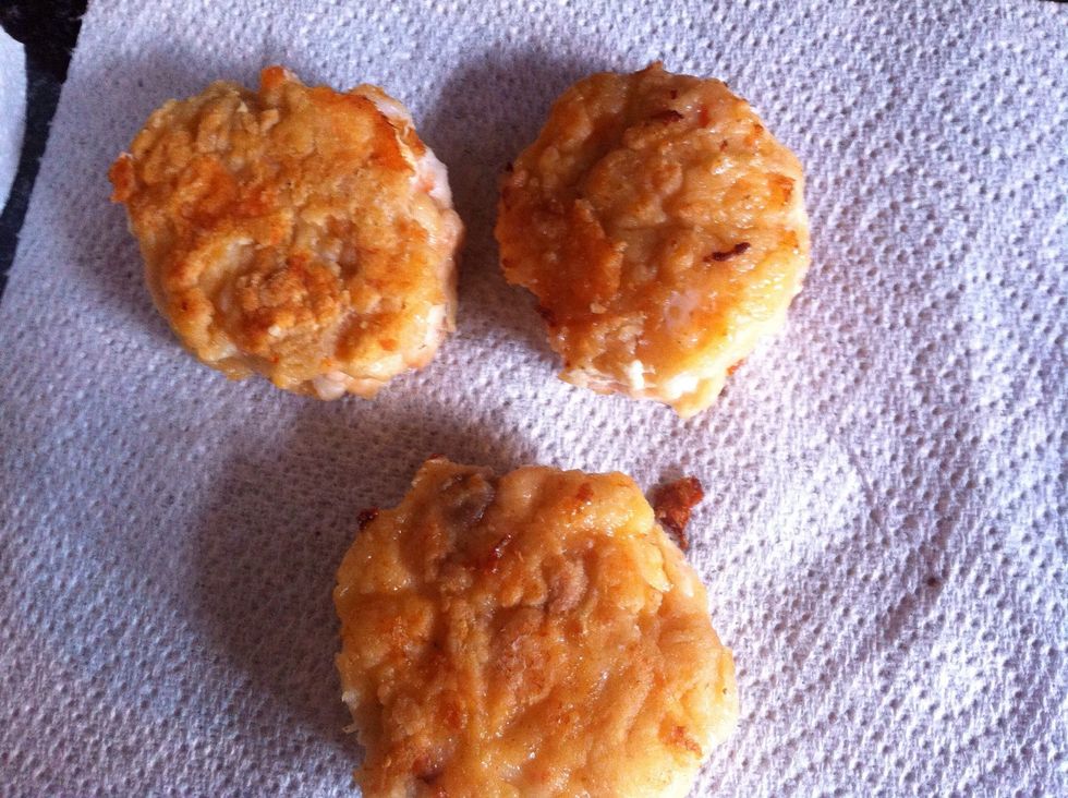 Once they are golden brown take them out of the pan and leave to stand for 1 minute. You want all the juices to be locked in, and the oils from the pan to drain.