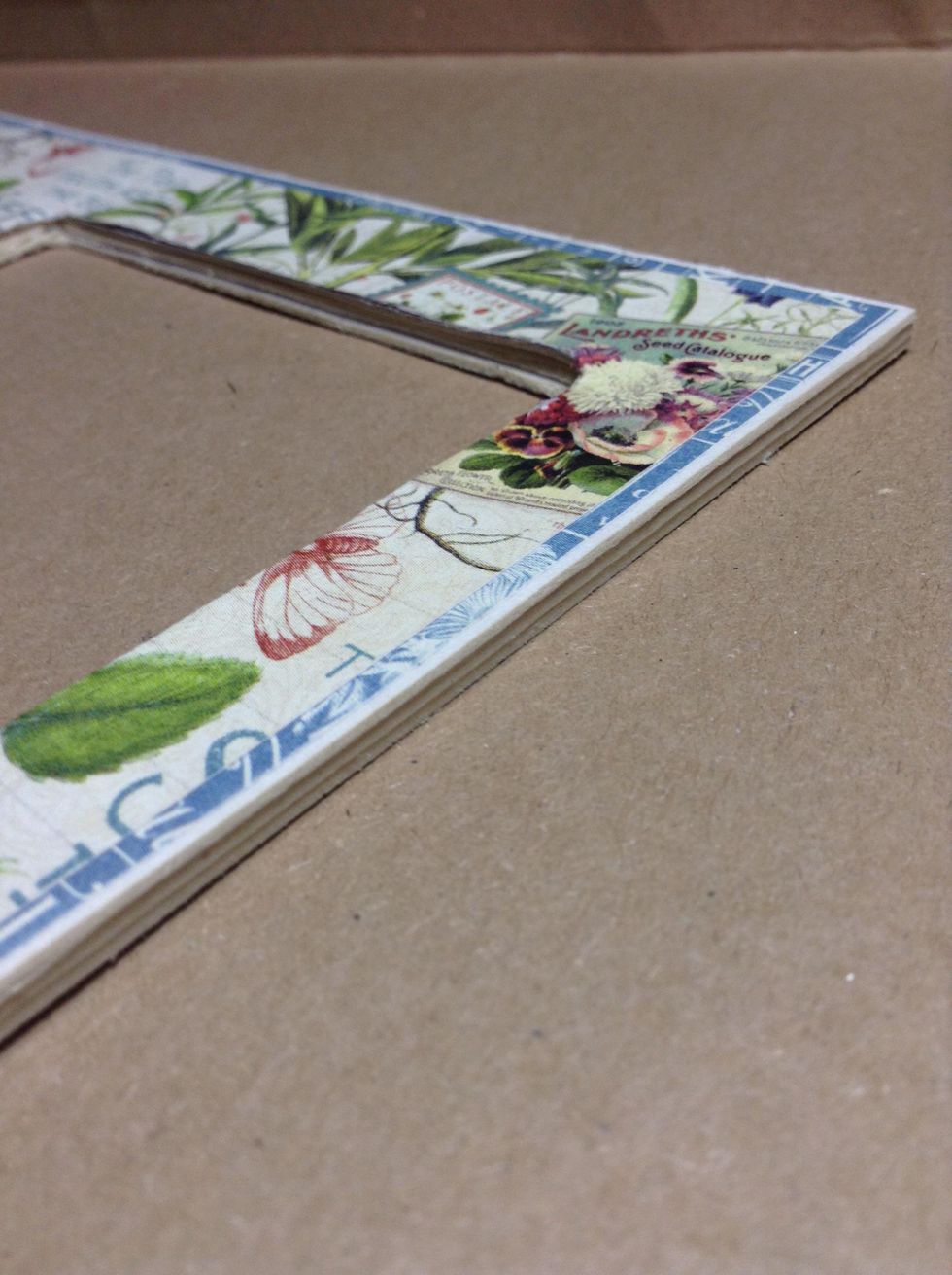 Once this side is covered with decorative paper, use a strong glue to assemble three pieces of chipboard.