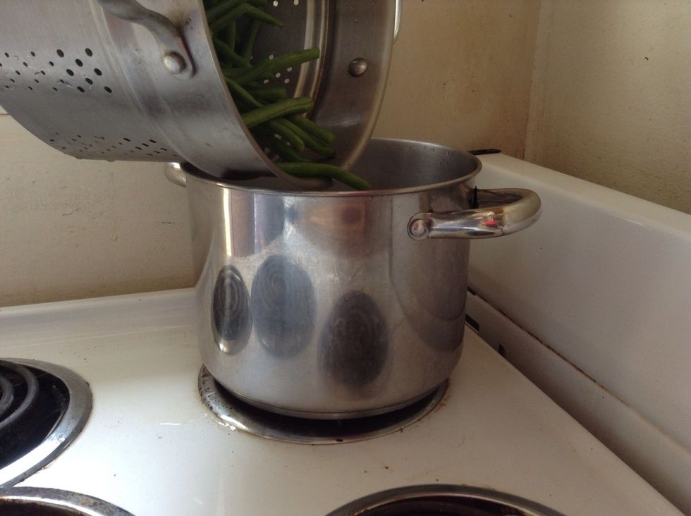 Once water is at a rolling boil, pour in rinsed green beans