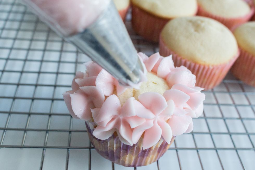 Once you are done the outer edge, start piping flowerettes on the inside, ensure you pipe the flowerettes very close together!