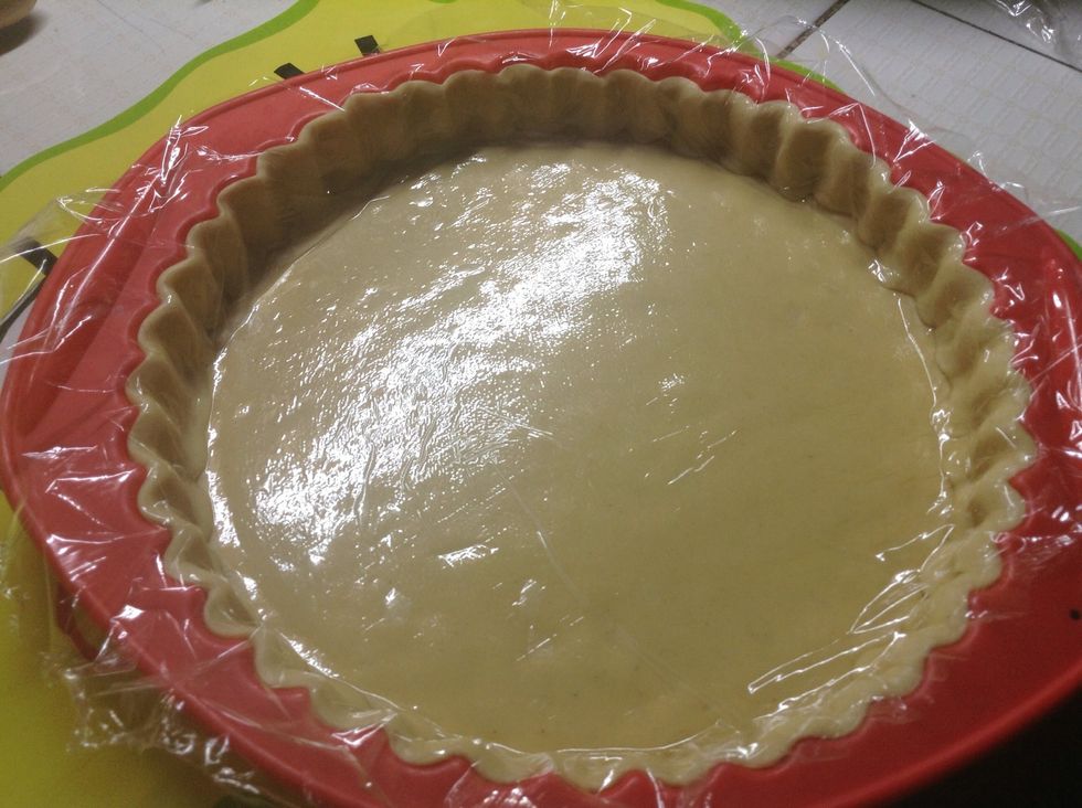 Once you finish, wrap the top with cling film and take the mold to the refrigerator for about 20 minutes.