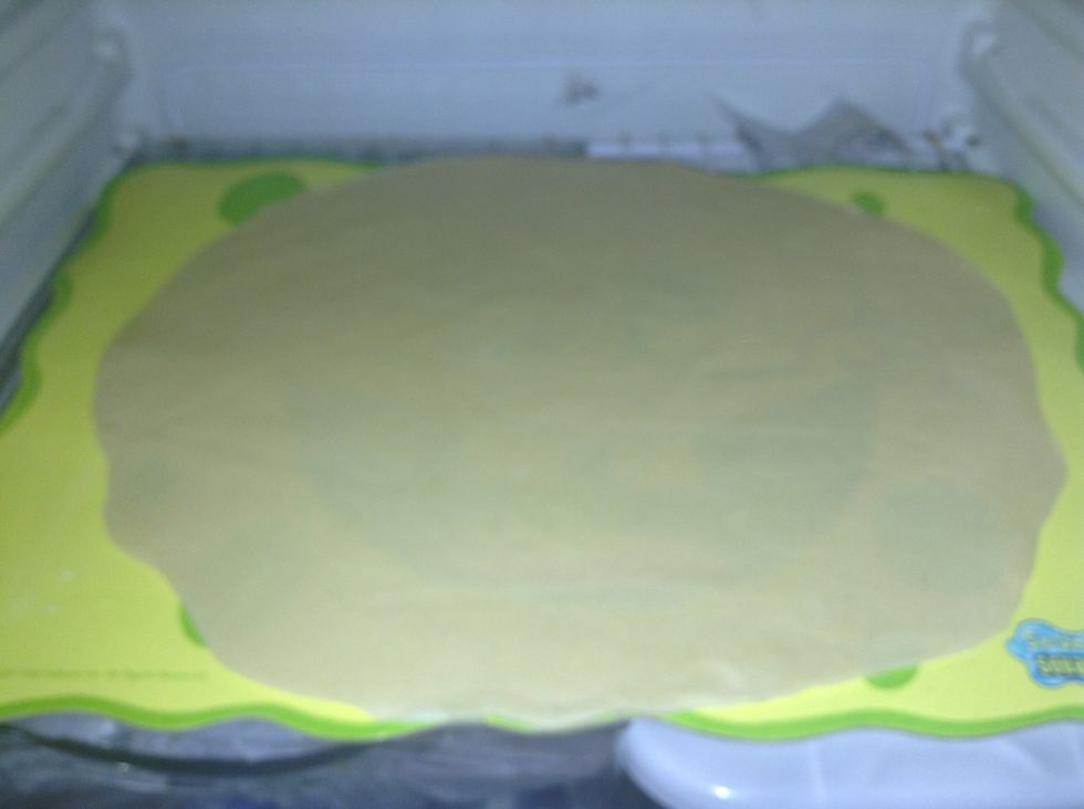 Once you roll the dough out to a size that can cover the mold, leave it in the refrigerator for 10 minutes to cool it down again.