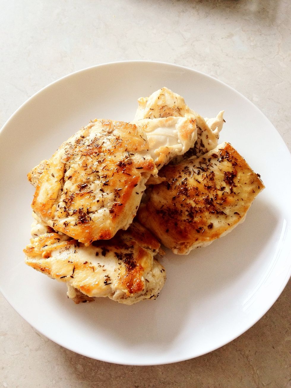 Once your chicken is cooked, place it on a plate to rest for 2 minutes while you prepare the rest of your ingredients.