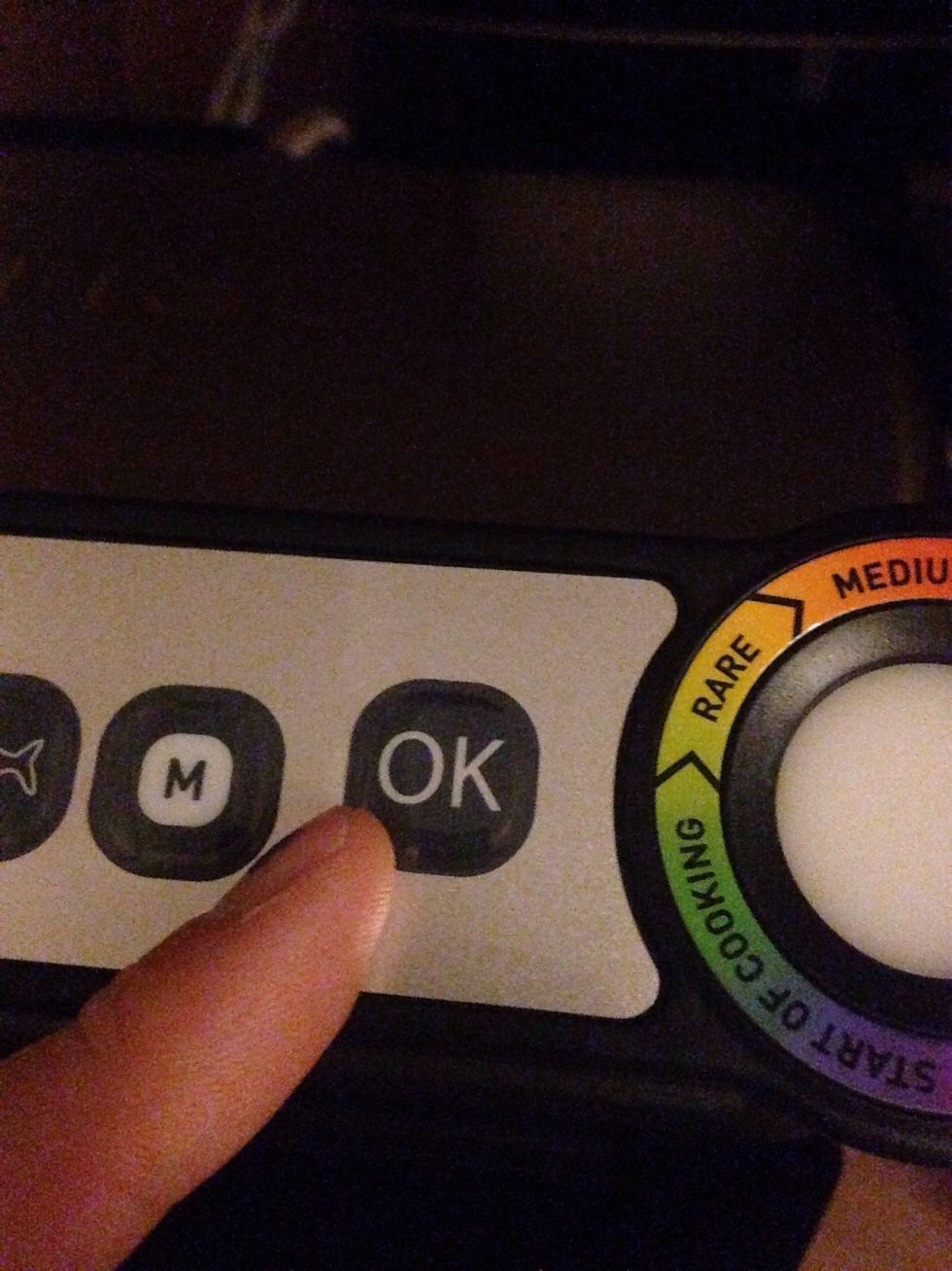 Once your meat is on, press ok. The colour of the indicator circle on the grill will change as the meat cooks