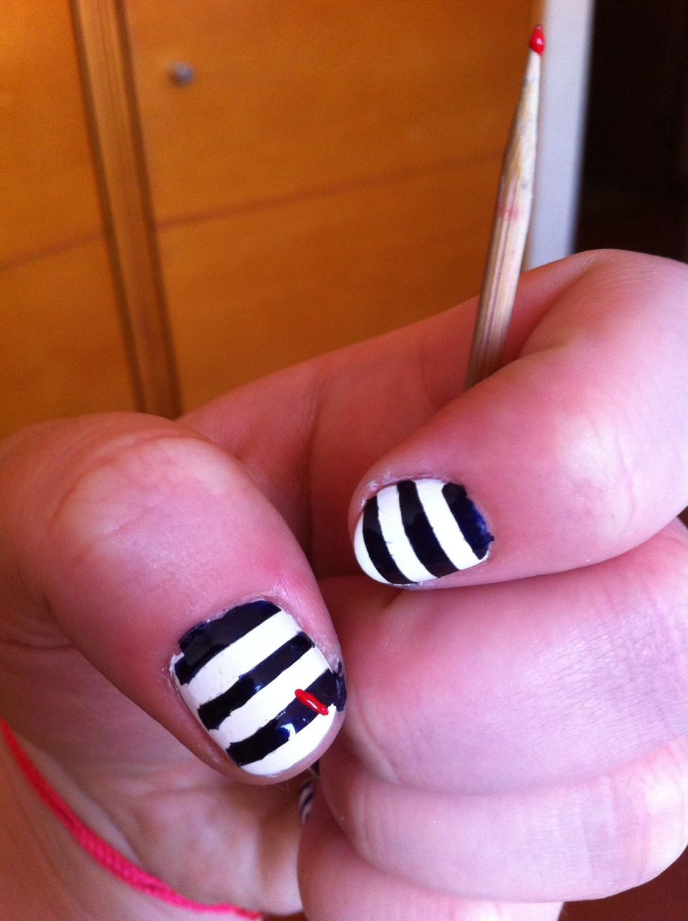 Once your nails are completely dry. You can draw hearts on each one with the bamboo skewer. I do some sort of "V" letter, start with the left side, up to down.