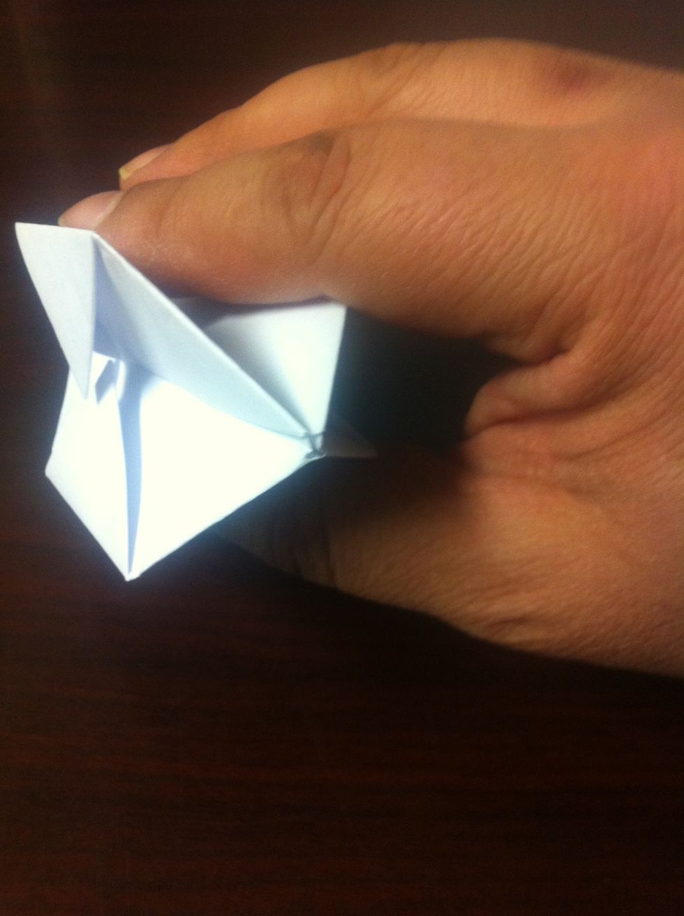 One corner now has a small opening. Hold your ballon in two hands, take a deep breath and blow hard to inflate your ballon.