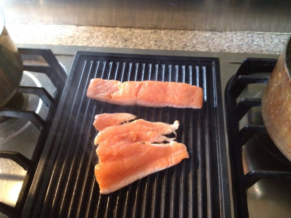 One minutes, see how the protein in the fish starts to coagulate. The two filets are of different thickness and therefor need different frying time.