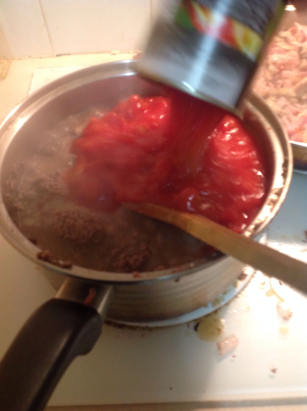 One the mince is all brown, add the canned tomato