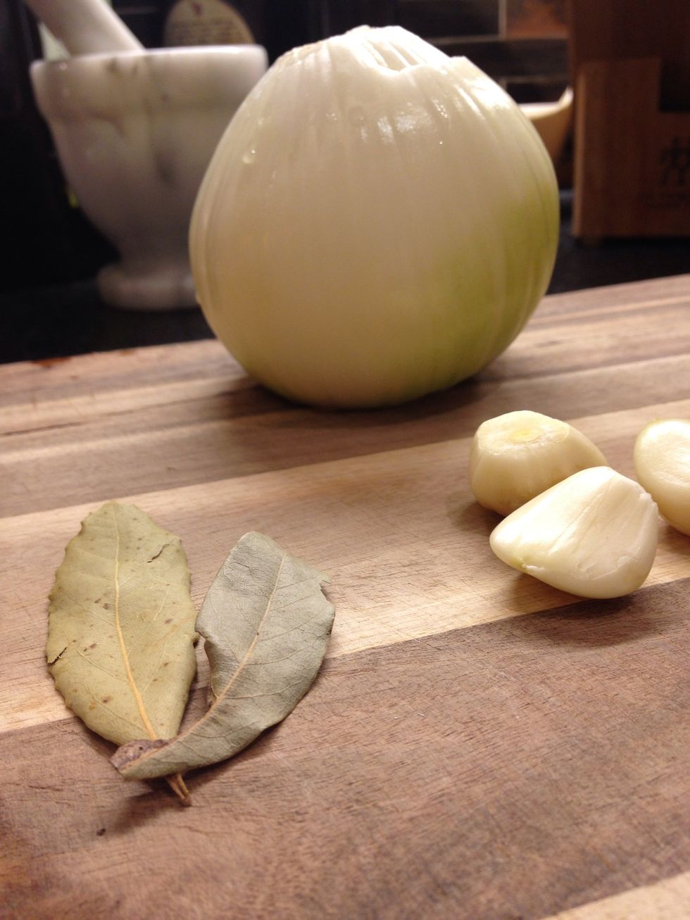 Onion, bay leaf and garlic