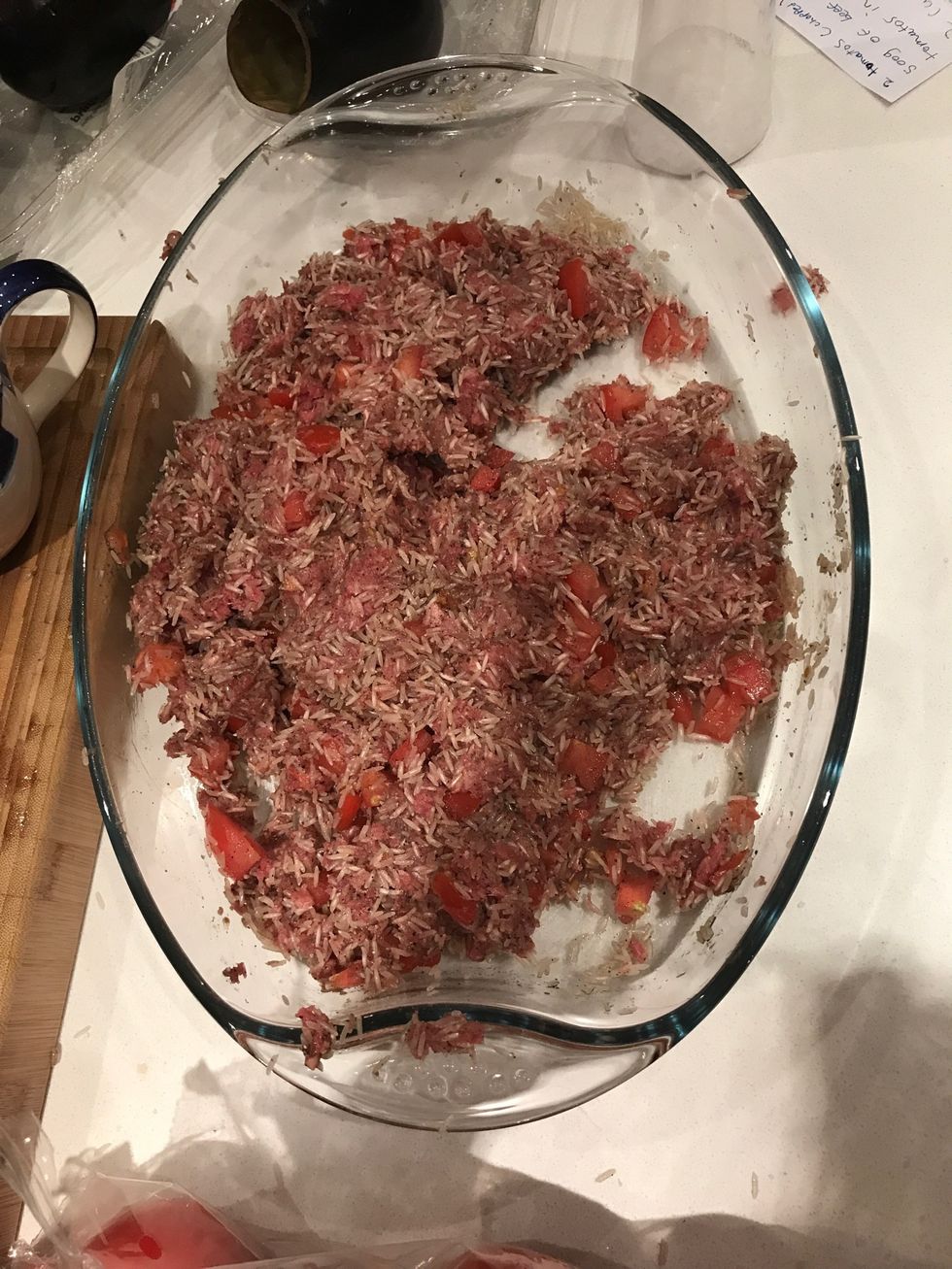 Only 3 quarters of the bowl must be used. First use a knife to  cut 2 tomatoes into a bowl, 500g of beef lean mints, 2 cups of rice, 50g of melted butter, a table spoon of Lebanese, some salt and mix.