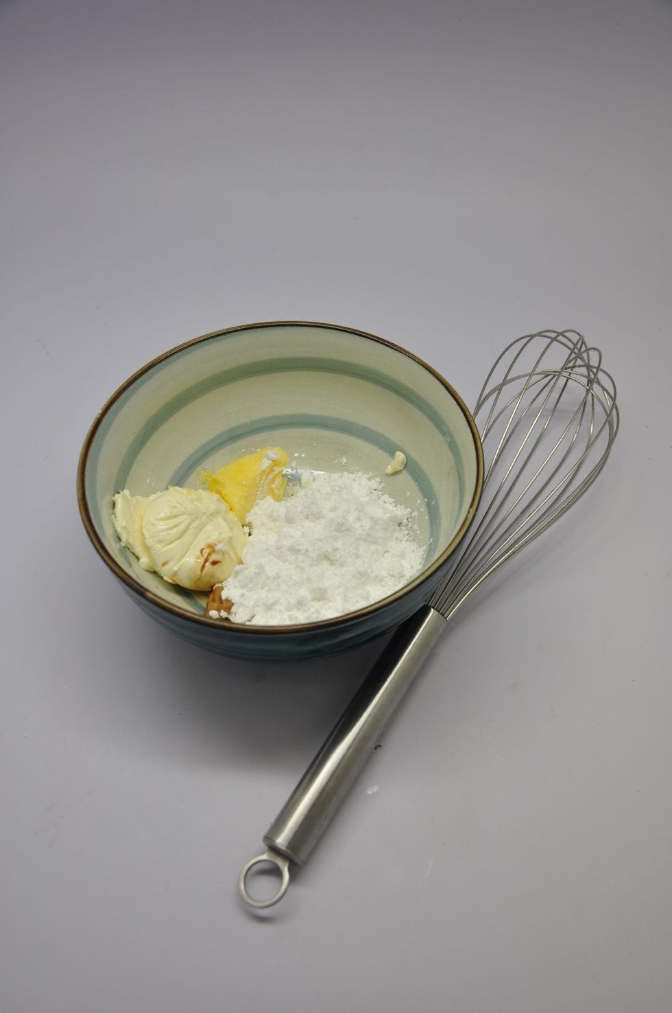 Onto the frosting. Just place everything in a bowl and whisk! -cream cheese, butter, icing sugar, vanilla extract.