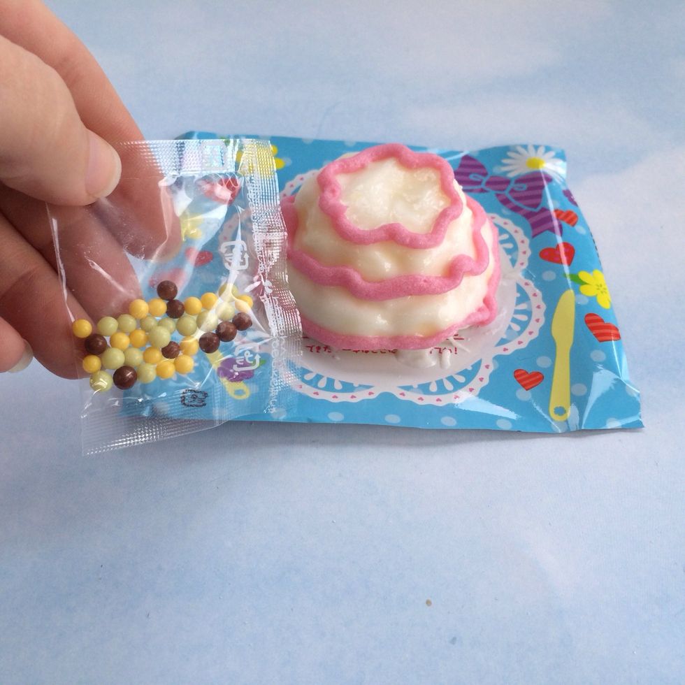 Open Sprinkles--Green=Green Tea flavor--Brown=Coffee Flavor--Yellow=Banana Flavor ------------------------Place Sprinkles around each layer of cake