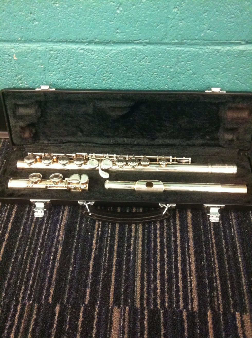 Open the flute case. To start there should be three pieces: head joint (lower right), midsection (top), and the foot joint (lower left).