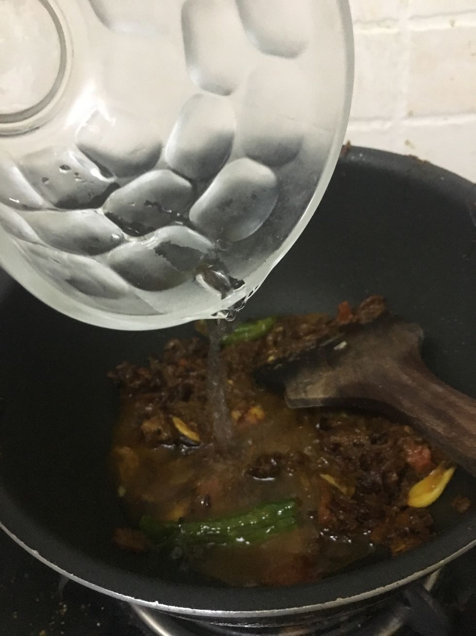 Open the lid a pour little water