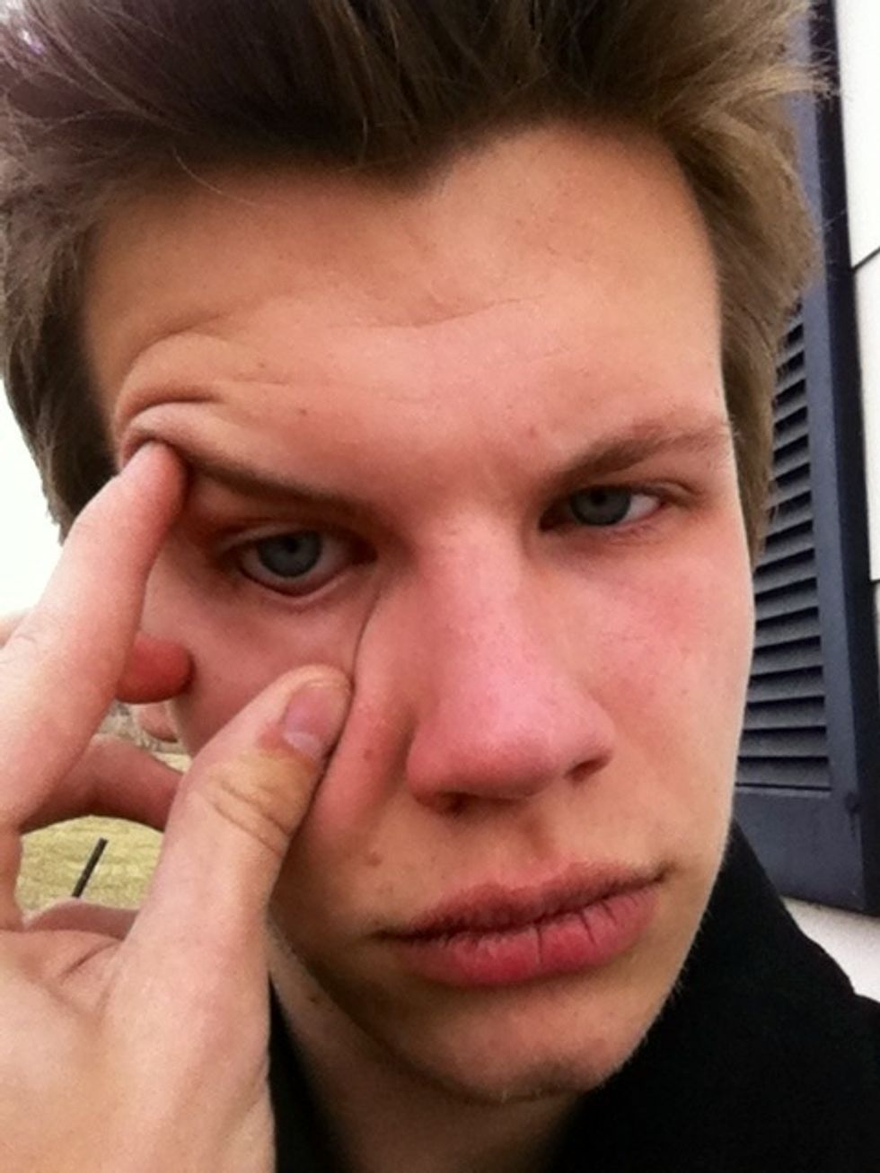 Open the right eye using the same method. (If the second eye doesn't open, don't try to force it, simply call your family doctor and ask why your eye doesn't work)